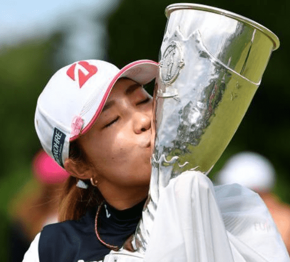 Ayaka Furue Whats In The Bag?(Discover the Clubs She Trusts)